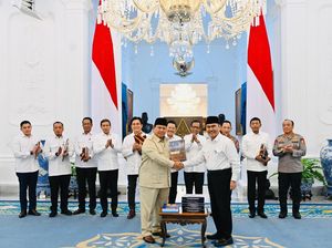 Momen Prabowo Terima 10 Buku Rekomendasi Komisi Percepatan Reformasi Polri