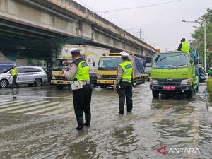 Puri Kembangan Macet Parah Imbas Banjir, Polisi Rekayasa Lalin