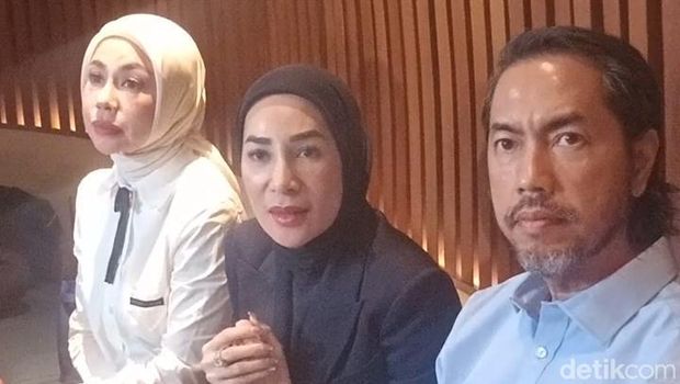 Rien Wartia Trigina atau Erin (tengah) saat menggelar konferensi pers soal penganiayaan ART. Erin ditemani kuasa hukumnya Sunan Kalijaga saat konferensi pers di kawasan Senayan, Jakarta Pusat, Selasa (5/5/2026).