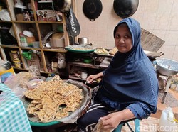 Kisah Penjual Peyek Banyumas Berangkat Haji Usai Nabung 14 Tahun