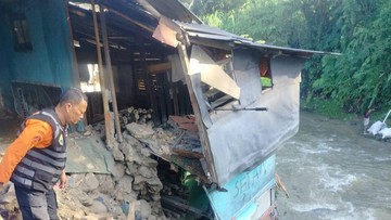 Tebing Sungai Longsor di Bogor, 2 Rumah Warga Rusak