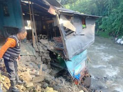 Tebing Sungai Longsor di Bogor, 2 Rumah Warga Rusak
