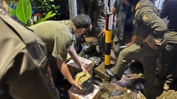 Satpol PP Razia Miras Ilegal di Cibinong Bogor, Puluhan Botol Disita