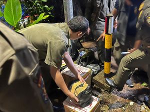 Satpol PP Razia Miras Ilegal di Cibinong Bogor, Puluhan Botol Disita