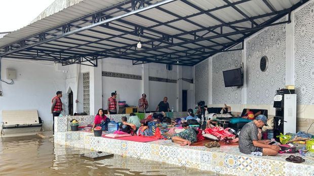 Satuan Brimob Polda Metro Jaya turut serta membantu pemindahan penduduk terdampak banjir di Cipondoh, Kota Tangerang, Banten. (dok Istimewa)