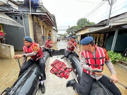 Brimob Polda Metro Bantu Evakuasi Korban Banjir di Cipondoh Tangerang