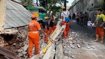 Tembok SDN di Tebet Barat Roboh Usai Hujan Deras