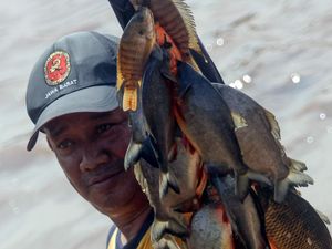 Ngubek Empang Meriahkan Lebaran Depok, Warga Berburu Ikan