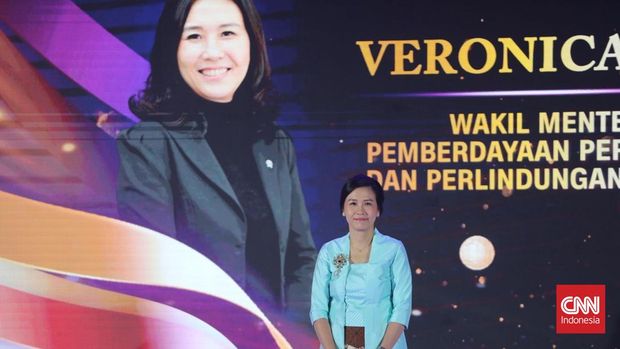 Veronica Tan, Wakil Menteri Pemberdayaan Perempuan dan Perlindungan Anak menerima penghargaan Outstanding Leader in Advocating Child Protection and Collaborative Governance dalam acara Leading Women 2026 yang digelar di Auditorium Menara Bank Mega, Jakarta, Selasa (5/5/2026).