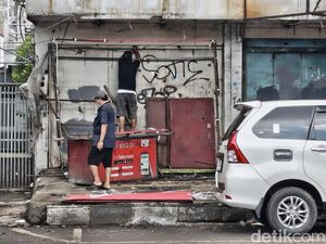 Kios PKL Kosong di Cicadas Market Bandung Kembali Dibongkar