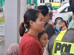 Tangis Duka Istri Sopir Truk Tangki BBM Korban Tabrakan Bus ALS di Sumsel