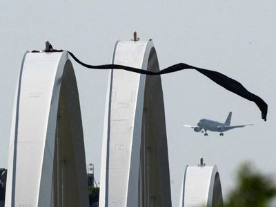 Aksi Ekstrem di Atas Jembatan DC, Serukan Hentikan Perang