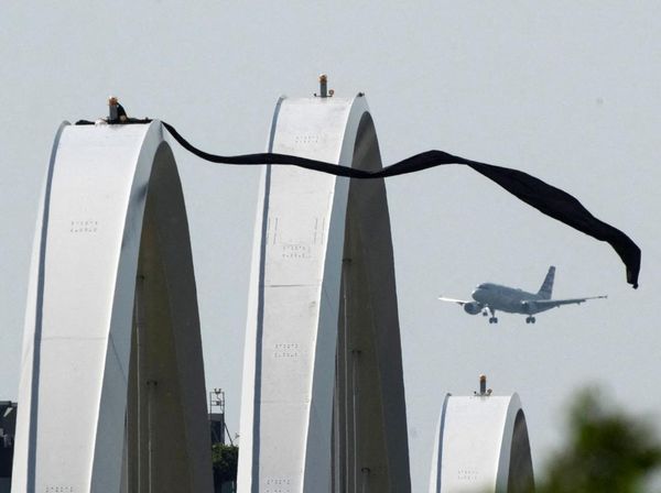 Aksi Ekstrem di Atas Jembatan DC, Serukan Hentikan Perang