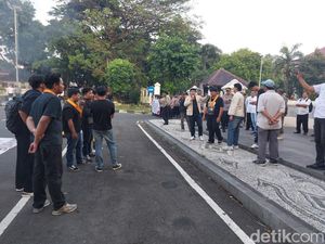 Aksi Mahasiswa di Cirebon Tuntut Prioritas Tenaga Kerja Lokal