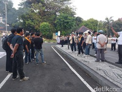 Aksi Mahasiswa di Cirebon Tuntut Prioritas Tenaga Kerja Lokal