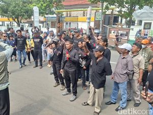 Aksi di PN Indramayu, Massa Desak Pembunuh 1 Keluarga Dihukum Berat