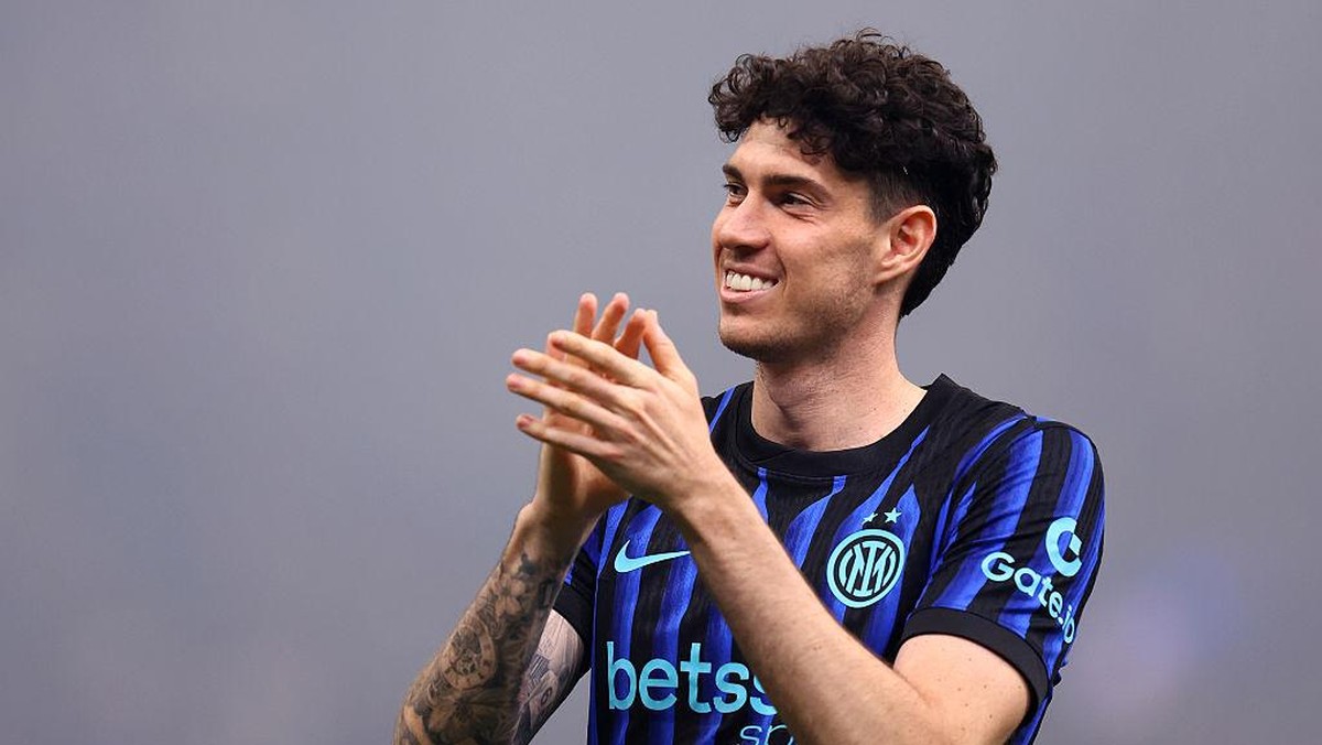 Barcelona harus berani bayar mahal untuk Alessandro Bastoni. (LightRocket via Getty Images/Marco Canoniero)
