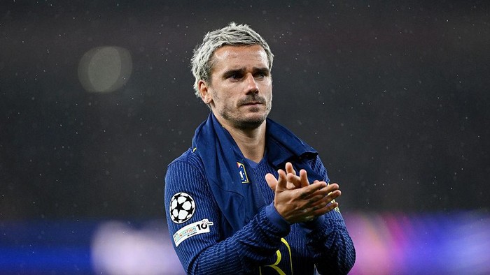 LONDON, ENGLAND - MAY 05: Antoine Griezmann of Atletico de Madrid applauds the fans after the team's defeat in the UEFA Champions League 2025/26 Semi Final Second Leg match between Arsenal FC and Atletico de Madrid at Arsenal Stadium on May 05, 2026 in London, England. (Photo by Shaun Botterill/Getty Images)