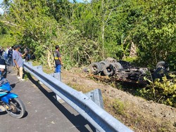 Truk Muatan Pupuk Gagal Nanjak Terbalik di Jalan Lingkar Atas Banggai