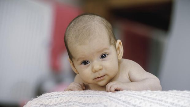 Bayi 2 bulan tummy time