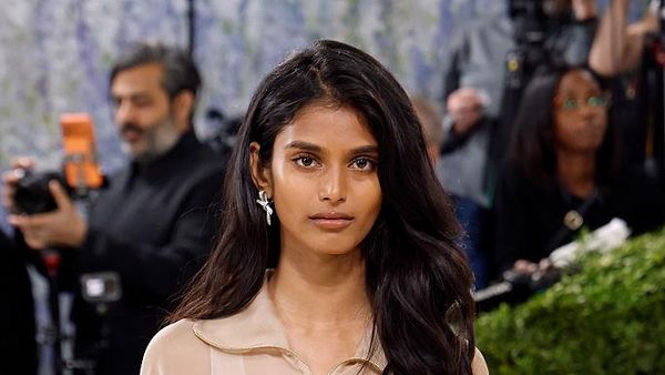 Potret Model yang Datang ke Met Gala 2026 Cuma Pakai Jeans, Viral Bikin Heboh