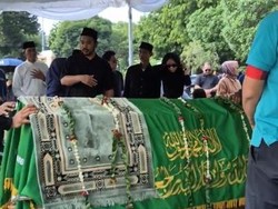 Video Suasana Duka di Pemakaman Ayah Bunga Zainal