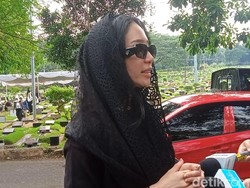 Bunga Zainal Ungkap Riwayat Sakit Mendiang Ayah: Idap Kanker hingga Hilang Suara