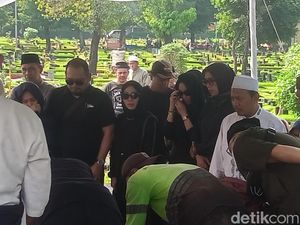 Sendu Bunga Zainal dan Keluarga Hadiri Pemakaman Ayah