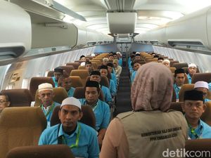 Sebelum Terbang ke Saudi, Calhaj Aceh Simulasi Naik Pesawat di Asrama Haji