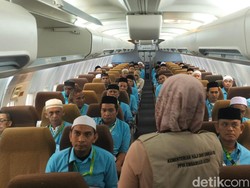Sebelum Terbang ke Saudi, Calhaj Aceh Simulasi Naik Pesawat di Asrama Haji