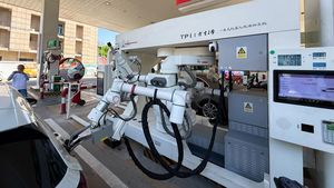 Canggih! Robot Ambil Alih SPBU, Isi Bensin Jadi Otomatis