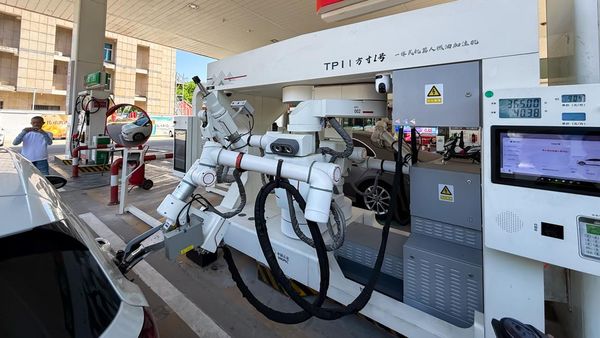 Canggih! Robot Ambil Alih SPBU, Isi Bensin Jadi Otomatis