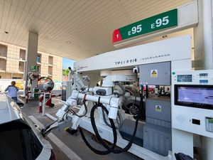 Canggih! Robot Ambil Alih SPBU, Isi Bensin Jadi Otomatis