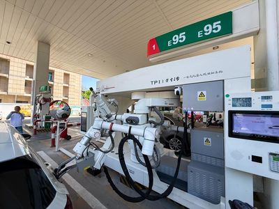 Canggih! Robot Ambil Alih SPBU, Isi Bensin Jadi Otomatis