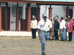 Kisah Deki, Siswa Disabilitas di Papua yang Gagah Pimpin Upacara Hardiknas 2026