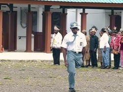 Kisah Deki, Siswa Disabilitas di Papua yang Gagah Pimpin Upacara Hardiknas 2026