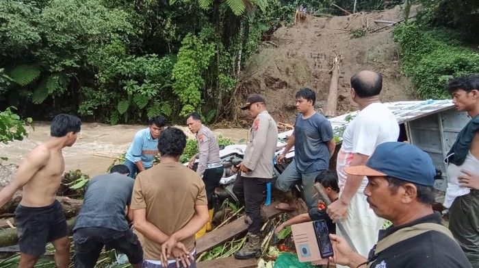 Foto: Suasana saat longsor yang menimpa pengendara (dok. Polres Taput)
