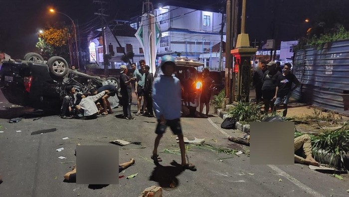 Penampakan Innova tabrak becak di Tuban hingga terguling
