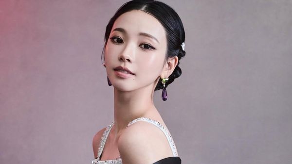 Cantik Bak Bangsawan, Karina aespa Pakai Jubah Hanbok Prada di MET Gala