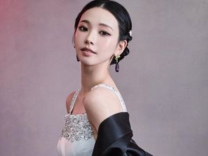 Cantik Bak Bangsawan, Karina aespa Pakai Jubah Hanbok Prada di MET Gala