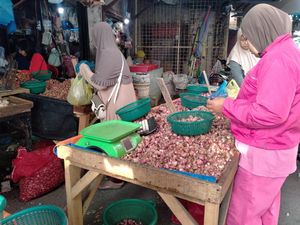 Harga Bawang Merah Naik di Binjai, Cabai Merah Turun