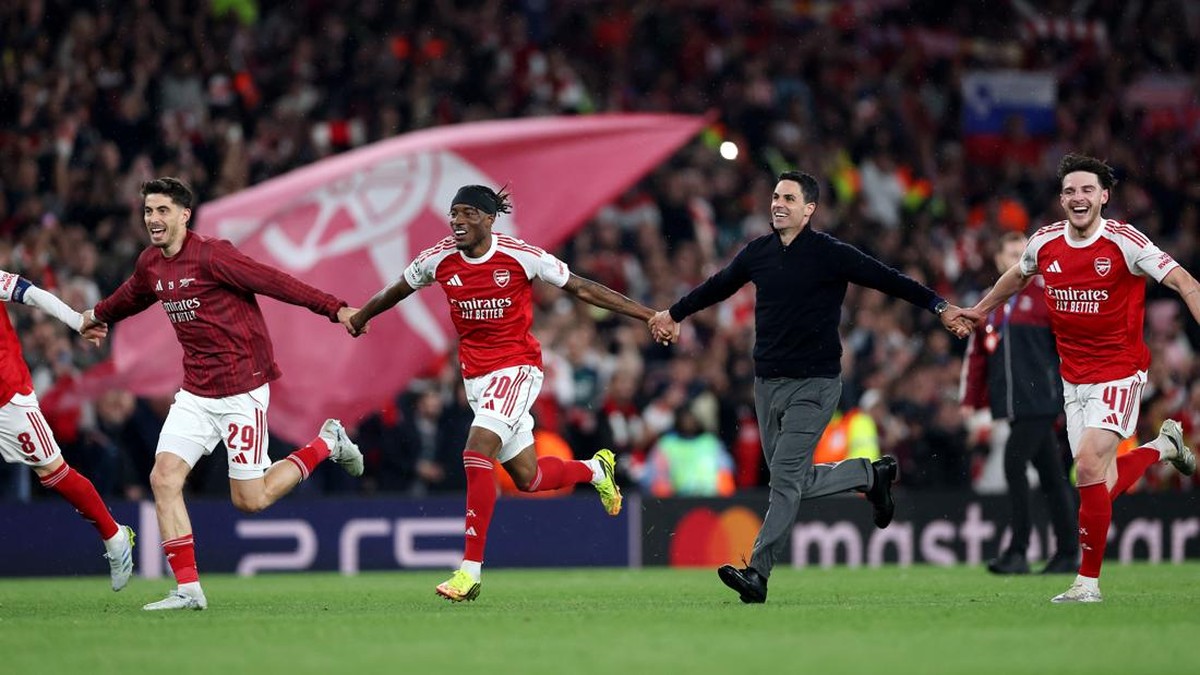 Mikel Arteta dan para pemain Arsenal merayakan keberhasilan ke final Liga Champions 2025/2026. (Foto: Getty Images/Justin Setterfield)