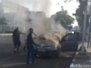 Livina Terbakar Saat Berhenti di Traffic Light Slagah Kota Pasuruan