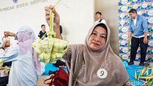Lomba Anyam Ketupat Meriahkan Lebaran Depok