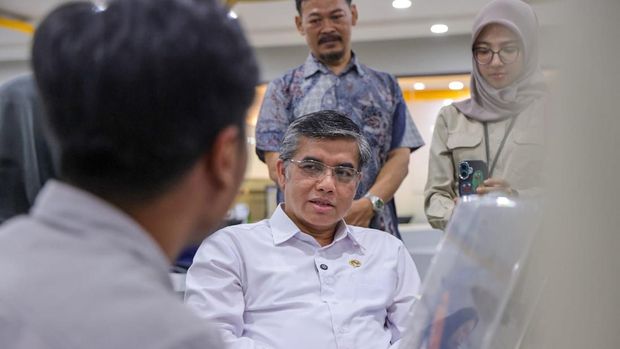 Menteri Ketenagakerjaan (Menaker) Yassierli saat meninjau penyelenggaraan program pemagangan nasional di PT Yupi Indo Jelly Gum Tbk, Gunung Puteri, Bogor, Jawa Barat, Rabu (6/5/2026). (Dok. Kemnaker)