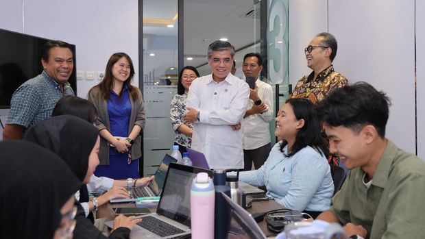 Menteri Ketenagakerjaan (Menaker) Yassierli saat meninjau penyelenggaraan program pemagangan nasional di PT Yupi Indo Jelly Gum Tbk, Gunung Puteri, Bogor, Jawa Barat, Rabu (6/5/2026). (Dok. Kemnaker)
