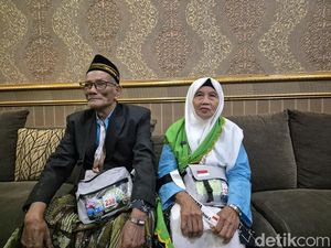 Tukang Bubur Sidoarjo Akhirnya Haji Usai 16 Tahun Nabung dalam Kresek