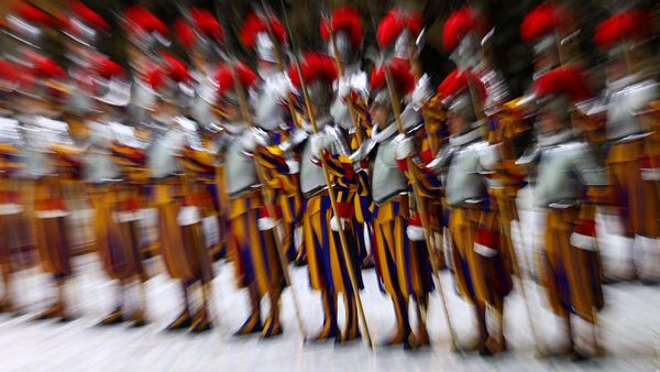 Momen Sakral! Anggota Baru Garda Swiss Resmi Disumpah di Vatikan