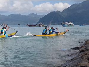 Keseruan Nelayan Trenggalek Ikuti Lomba Balap Perahu Kunting