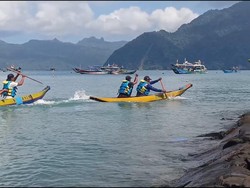 Keseruan Nelayan Trenggalek Ikuti Lomba Balap Perahu Kunting